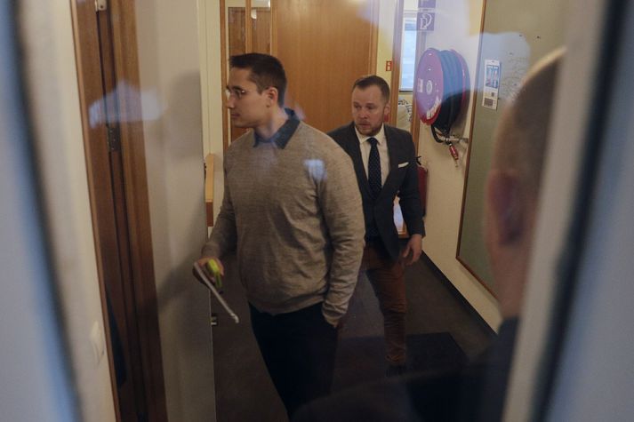Thomas Møller Olsen í Landsrétti í morgun. Grænlendingurinn huldi andlit sitt í héraði og náðu íslenskir fjölmiðlar engum myndum af dæmda morðingjanum.
