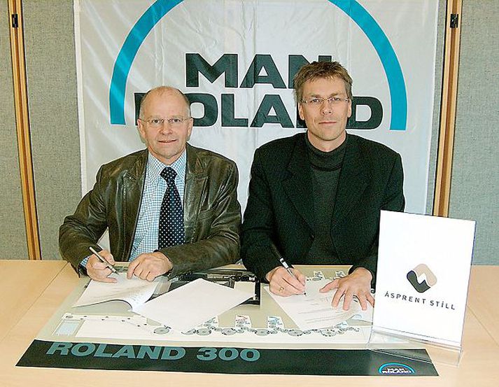 Kaupsamningur undirritaður. 
Markús Jóhannsson, umboðsmaður Roland á Íslandi, og G. Ómar Pétursson, framkvæmdastjóri Ásprents Stíls.