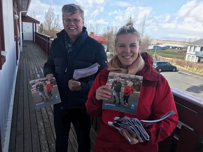 Að bera út stefnurit Sjálfstæðisflokksins í Mosfellsbæ.