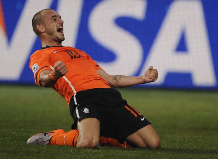 Sneijder fagnar öðru marki sínu.
