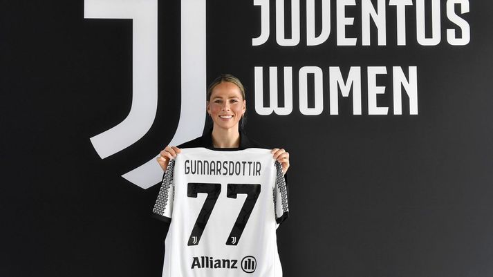 Sara Björk Gunnarsdóttir með treyju Juventus og númerið 77.