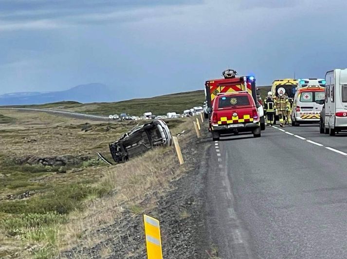 Átta manns voru í bílunum tveimur og hafa allir verið fluttir á slysadeild, þó með minniháttar áverka.