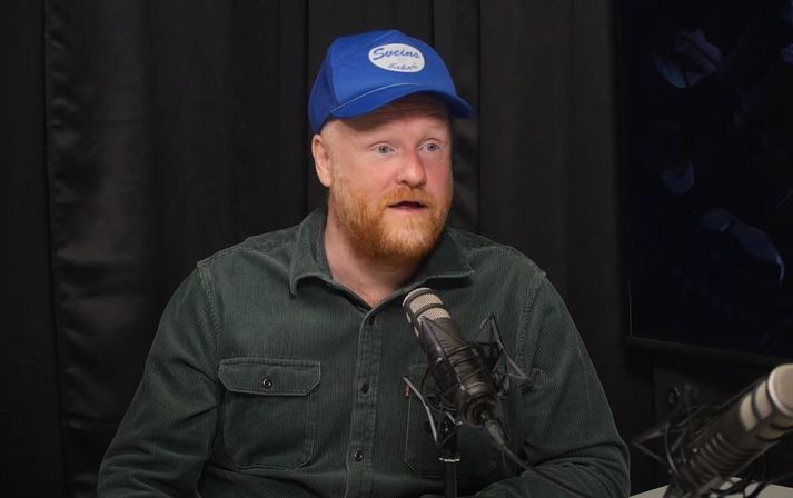 Hjálmar örn er grínisti og hlaðvarpsstjórnandi.