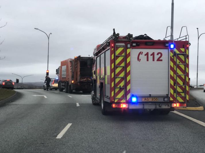 Stöðva þurfti ferð bílsins á Höfðabakkabrú og sprauta vatni á farminn.