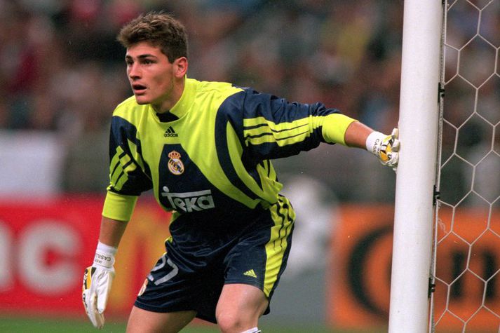 Iker Casillas stendur vaktina í marki Real í Meistaradeildinni árið 2000.