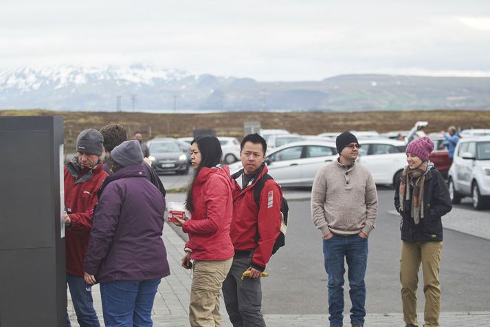 Þingmaðurinn Róbert Marshall minntist á raðir við gjaldtækin á miðvikudag. Þegar ljósmyndara Fréttablaðsins bar að garði í gær, sunnudag, var það sama uppi á teningnum og ein vélin biluð. 