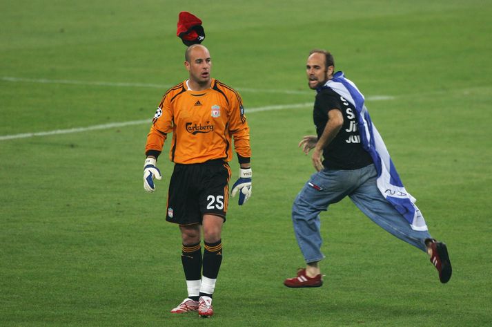 Pepe Reina sendi Gulacsi áritaða markmannshanska til að sannfæra Ungverjann um að koma til Liverpool.