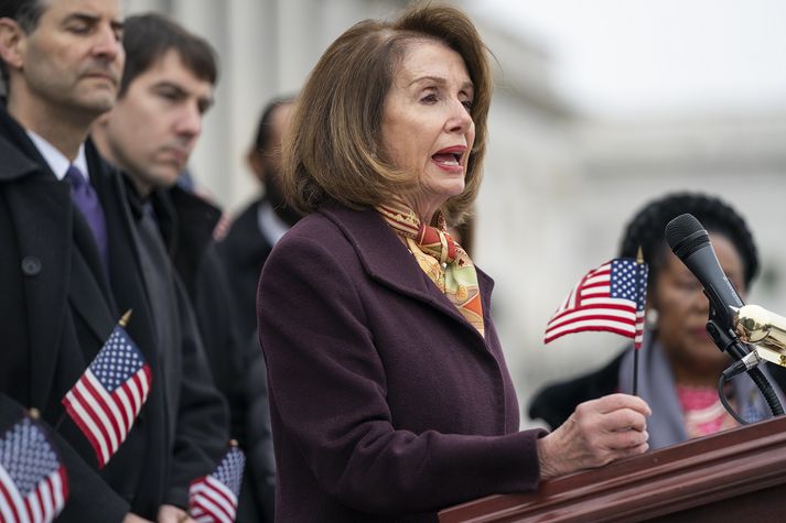 Miðjumenn í flokki demókrata eru ánægðir með að Pelosi hafi talað gegn kæru. Þeir óttast að kæra gegn Trump gæti tvíeflt repúblikana fyrir kosningar á næsta ári.