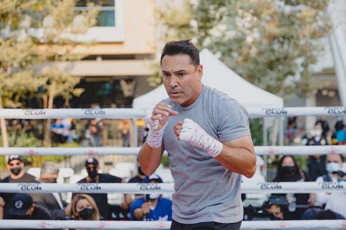 Oscar De La Hoya er á leið aftur í hringinn.