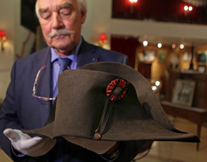 Hattaframleiðandinn Poupart & Cie í París framleiddi flesta hattana fyrir um 60 franka stykkið á sínum tíma.
