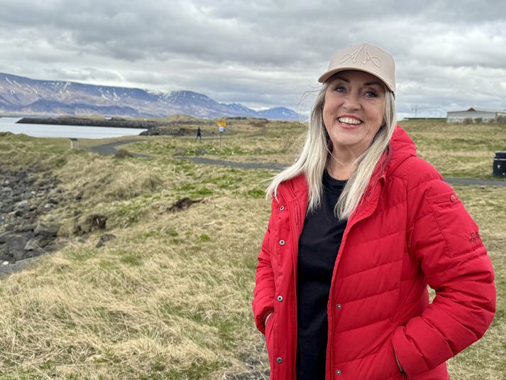 Þuríður Sigurðardóttir söngkona er fædd og uppalin í Laugarnesi. Fjær til vinstri má sjá hvernig garðurinn við nýju landfyllinguna girðir nú þegar fyrir útsýni út á sundin.