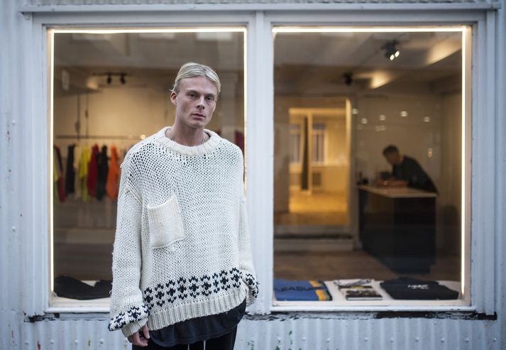 Hér klæðist Arnar Leó peysu frá Raf Simons og buxum frá Rick Owens. 