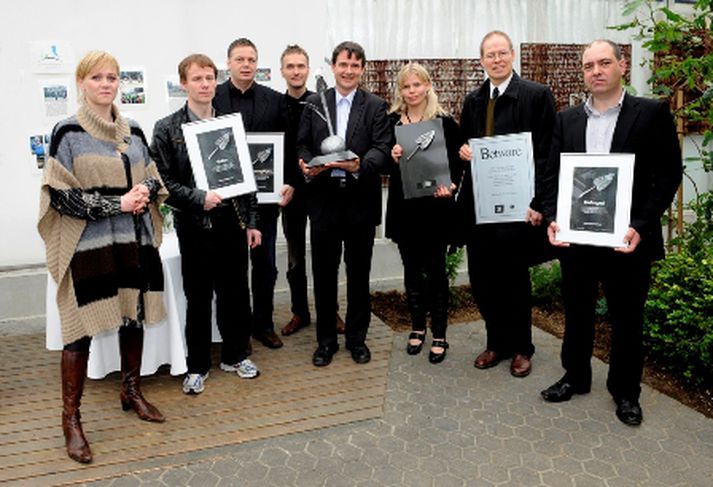 Katrín Júlíusdóttir, iðnaðarráðherra, afhenti Sveinbirni Höskuldssyni framkvæmdastjóra Nox Medical Vaxtarsprotann 2010 að viðstöddum fulltrúum sprotafyrirtækja og stuðningsaðilum atvinnulífsins í Grasagarðinum Laugardal við hátíðlega athöfn í morgun.