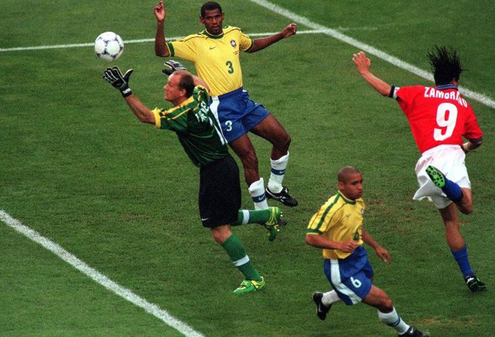 Úr leik Brasilíu og Chile á HM 1998.