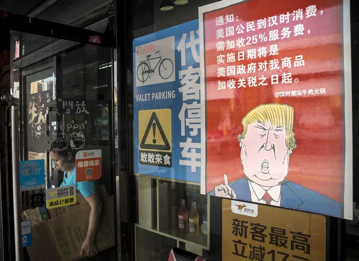 Skopmynd af Trump Bandaríkjaforseta í glugga veitingastaðar í Guangzhou í Kína.