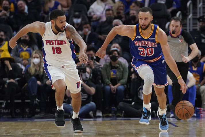 Stephen Curry í leik Golden State Warriors og Detroit Pistons þar sem hann skoraði átján stig.