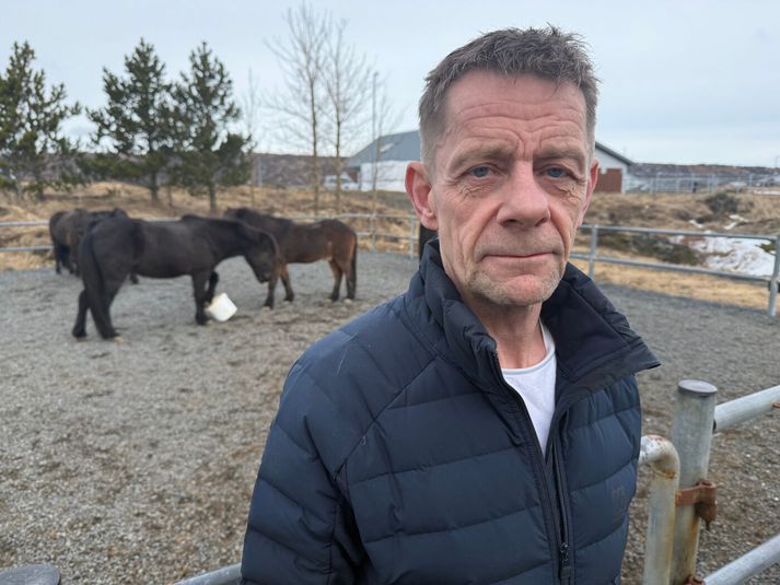 Jón ræddi við fréttastofu í hesthúsinu, þar sem hann segist finna athvarf gegn sorginni.