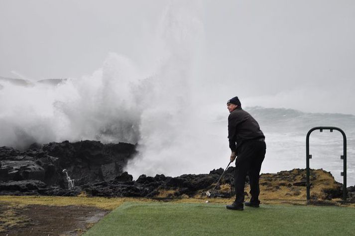 Úfinn sjór í eyjum Sautjánda hola golfvallarins er skemmtilegust að mati Atla. 
fréttablaðið/óskar p. friðriksson