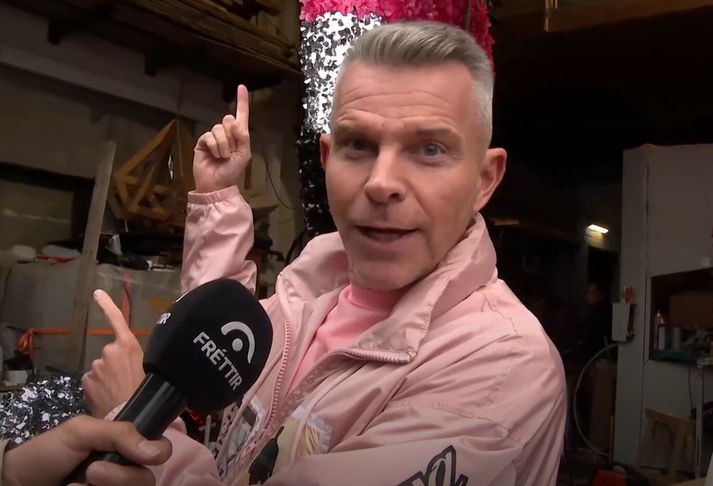 Páll Óskar fyrir framan umræddan flæmingja.