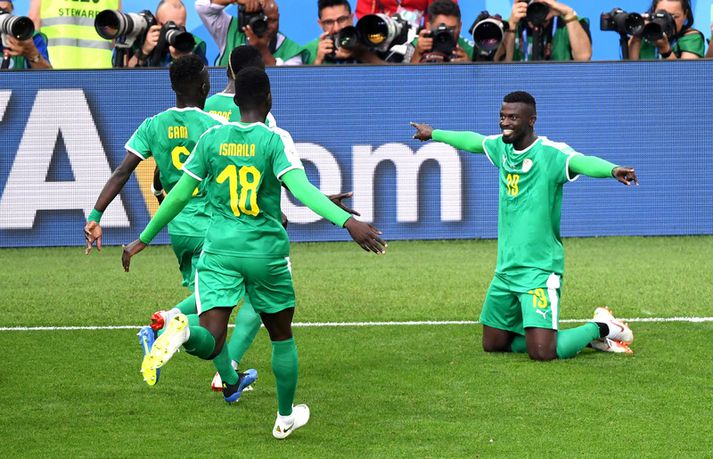 M'Baye Niang fagnar seinna marki Senegal í dag.