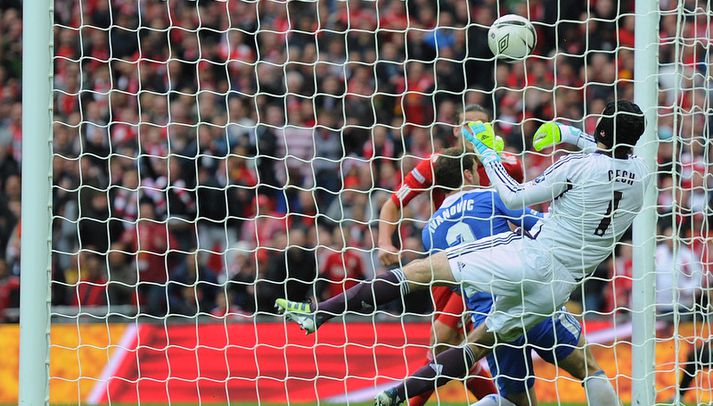 Cech ver hér frá Carroll í leiknum í dag.
