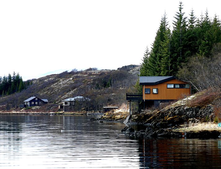 Myndin er af sumarhúsum á Þingvöllum.