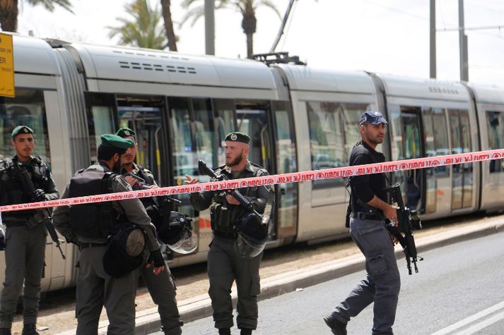 Ísraelskar öryggissveitir vöktuðu svæðið á meðan heilbrigðisstarfsmenn hlúðu að konunni.