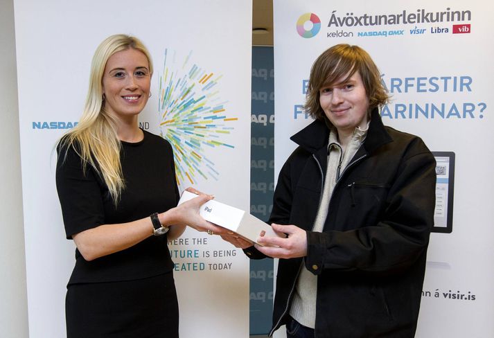 Bjarni Kolbeinsson, sést hér taka við verðlaunum sínum fyrir bestu ávöxtun í október í Ávöxtunarleiknum, úr hendi Ingibjargar Ingibjargar Ástu Halldórsdóttur, sölu- og markaðsstjóra Keldunnar.