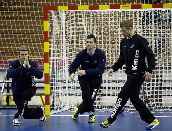 hver byrjar? ekki er vitað hvort aron rafn eða björgvin páll byrjar leikinn í dag. þeir taka hér á því á æfingunni í keppnishöllinni í sevilla í gær.fréttablaðið/vilhelm