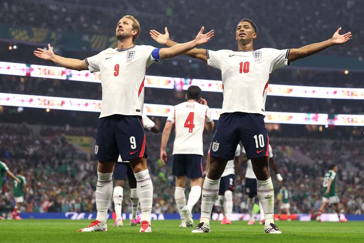Jude Bellingham og Harry Kane fagna marki þess fyrrnefnda í sigri Englendinga á Mexíkó í sextán liða úrslitum HM.