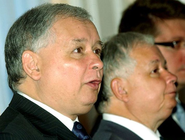 Pólski forsætisráðherrann í Varsjá í gær. Tvíburabróðir hans, forsetinn Lech Kaczynski, er við hlið hans.
