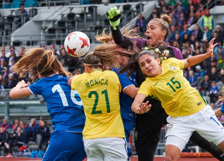 Brasilíski markvörðurinn Barbara lendir hér í kröppum dansi við samherja og mótherja í leiknum á Laugardalsvelli í gærkvöldi.