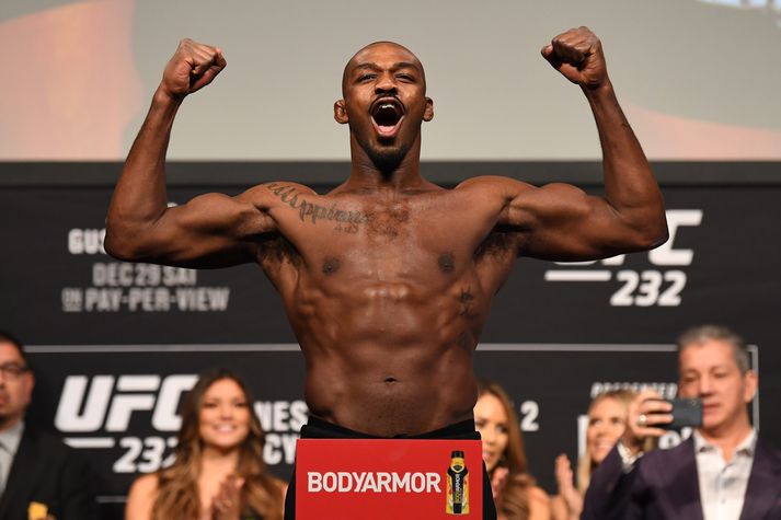 Jon Jones í vigtuninni í gær.