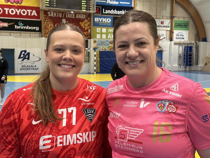 Mæðgurnar Ólöf Maren Bjarnadóttir og Selma Sigurðardóttir Malmquist voru glaðbeittar eftir að hafa mæst á handboltavellinum.