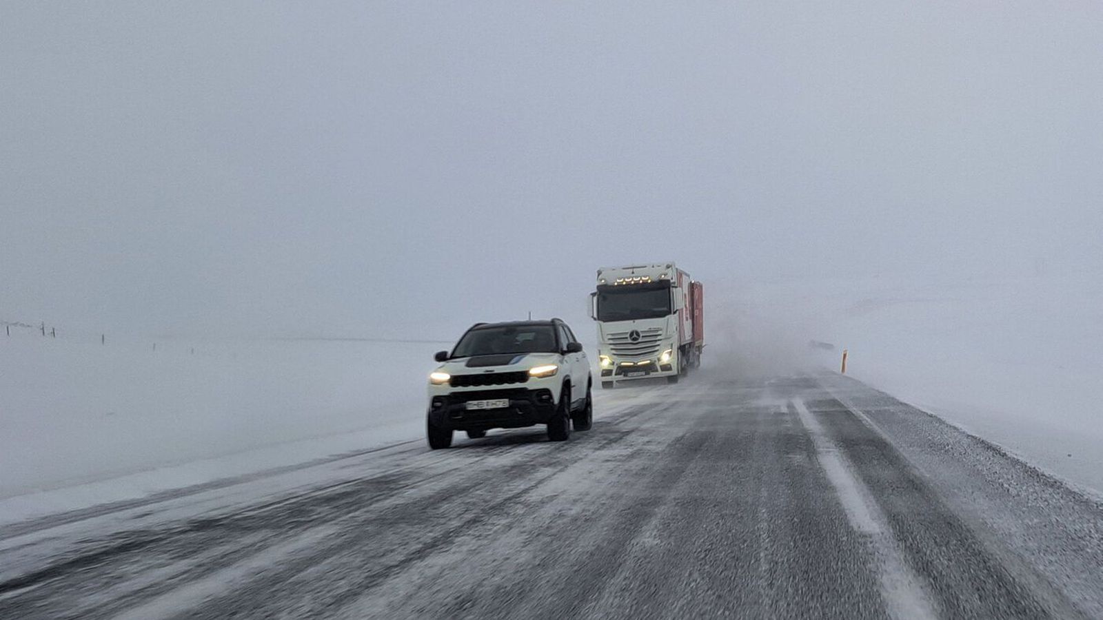 Við­varanir enn í gildi og vegir víða á óvissu­stigi