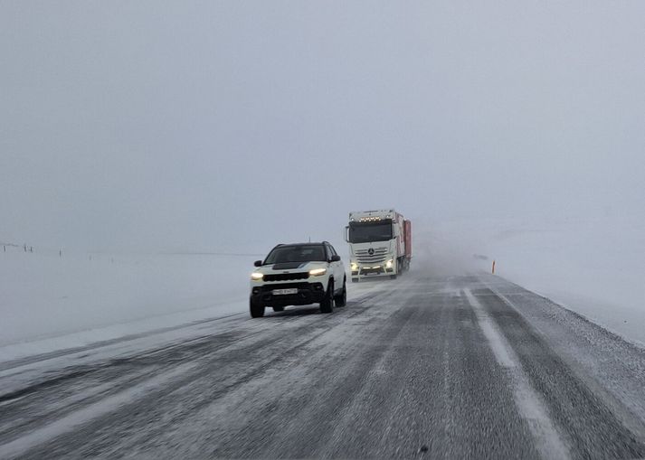 Snjóþekja er á Holtavörðuheiði og óvissustig víða á vegum á Vestfjörðum og Norðurlandi.
