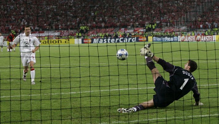 Dudek sér við Andriy Shevchenko í úrslitaleik Meistaradeildarinnar 2005.