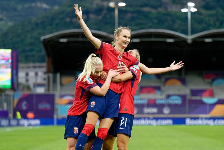 Caroline Graham Hansen fagnar sigurmarkinu