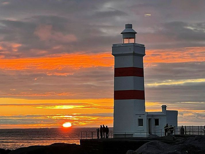 Sólin sest við Garðskagavita.