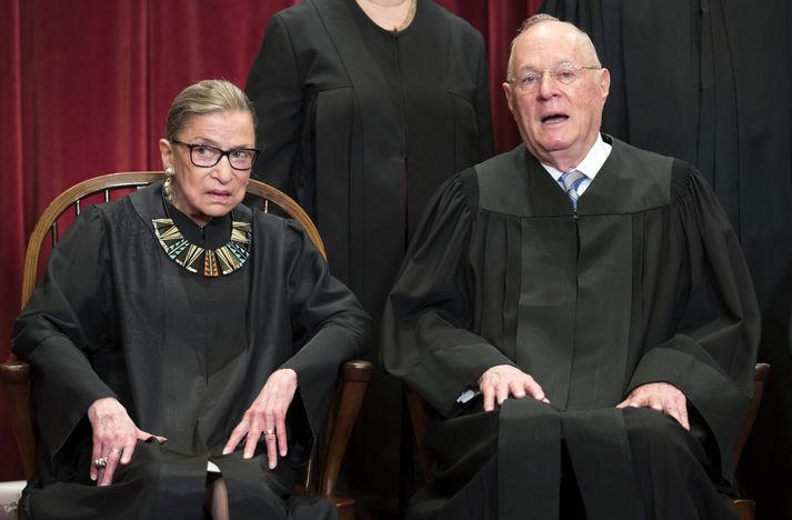 Kennedy með Ruth Bader Ginsburg, einum af frjálslyndari dómurunum í Hæstarétti Bandaríkjanna.