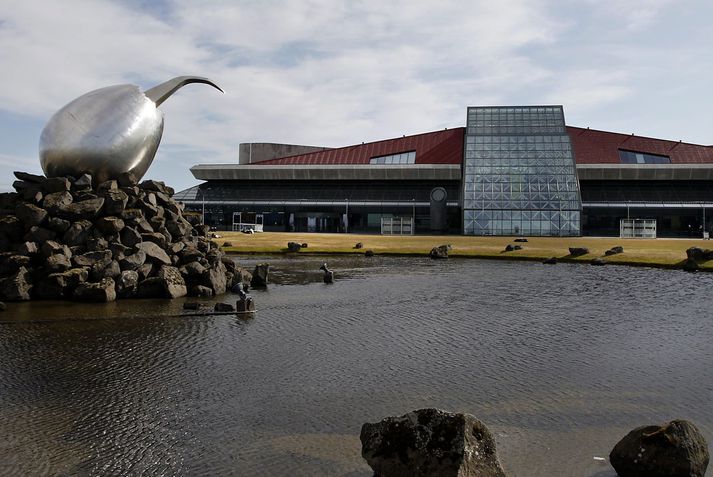 Þrátt fyrir að víða sé hart í ári á Íslandi, eins og sýnir sig við kjarasamningagerð, streyma Íslendingar til útlanda.