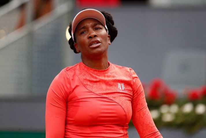 Venus Williams var ekki sátt með vindinn og ekki sátt með dómarann.