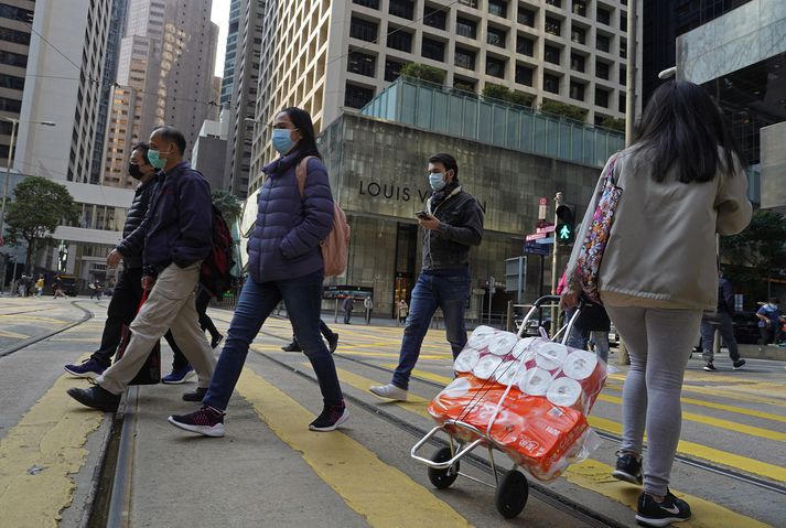 Fjölmiðlar ytra segja íbúa Hong Kong hafa keypt gífurlegt magn af klósettpappír á undanförnum dögum, af ótta við skort vegna Covid-19 veirunnar, þrátt fyrir að yfirvöld Hong Kong segja enga þörf á því.