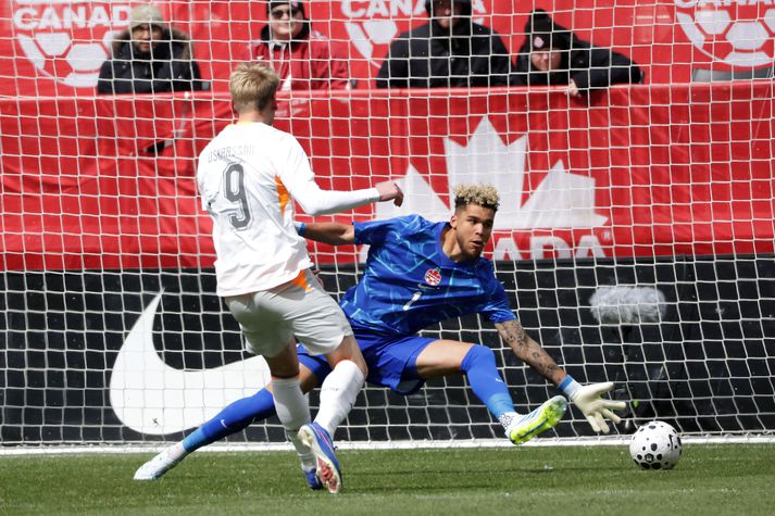 Orri Steinn Óskarsson skorar hér fyrra markið sitt í kvöld.