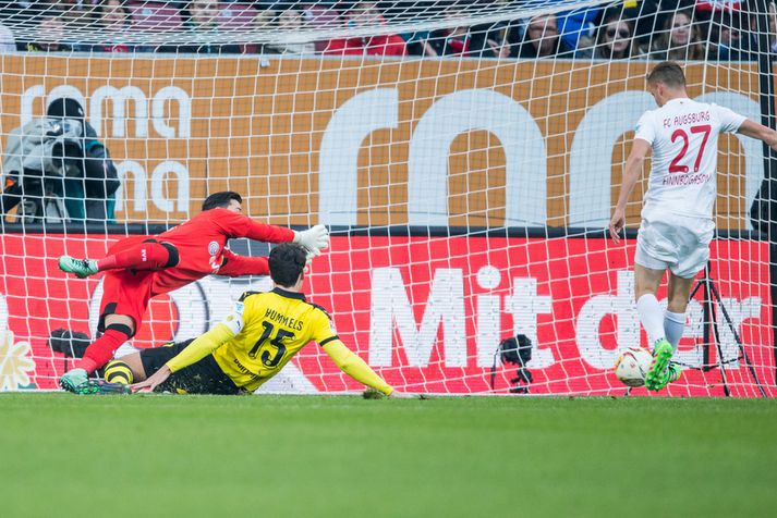 Alfreð Finnbogason skorar á móti Dortmund.