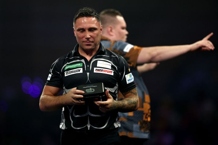 Fyrrverandi heimsmeistarinn í Pílukasti, Gerwyn Price er úr leik á yfirstandandi heimsmeistaramóti. Hún var sópað út út mótinu af Hollendingnum Wesley Plaisier