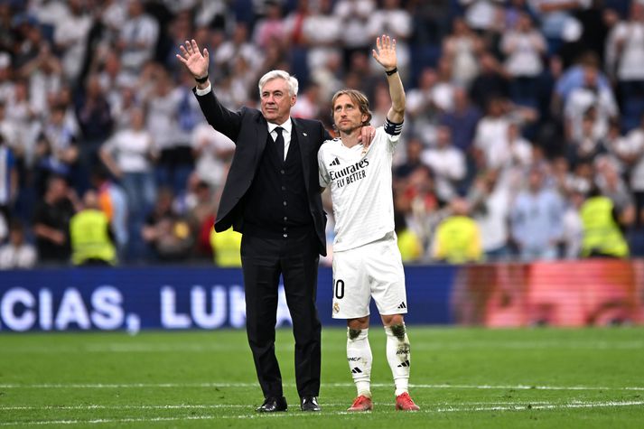 Carlo Ancelotti og Luka Modric eftir kveðjuleikinn á Santiago Bernabéu.