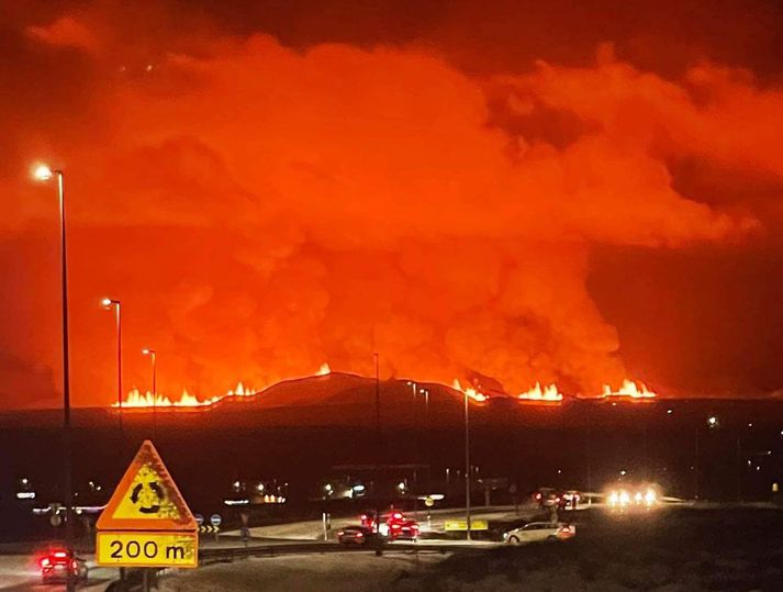 Elgosið sést vel frá Reykjanesbrautinni.