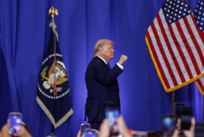 Trump Bandaríkjaforseti á kosningafundi í Suffern í New York á föstudag.