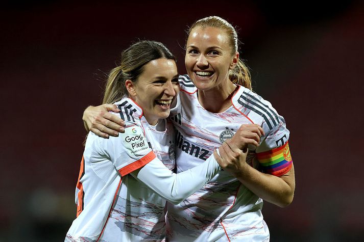 Glódís Perla Viggósdóttir og Barbara Dunst glaðbeittar í leik með Bayern.